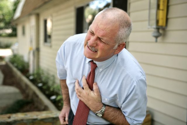 Инфаркт миокарда следует заподозрить при тяжелом и продолжительном (дольше 30-60 минут) приступе загрудинных болей, нарушении проводимости и ритма сердца