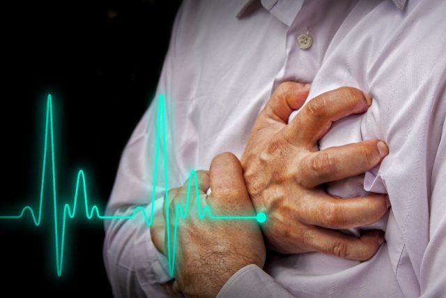 Начало инфаркта - часто внезапное появление приступа продолжительной (более 40-60 минут) и интенсивной боли за грудиной, которая не пропадает при приеме дозы нитроглицерина 