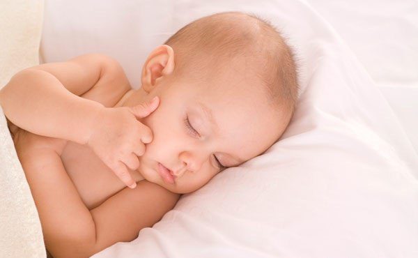 Чаще выявляется у недоношенных младенцев, в подобных случаях симптомы могут сохраняться дольше, чем обычно 