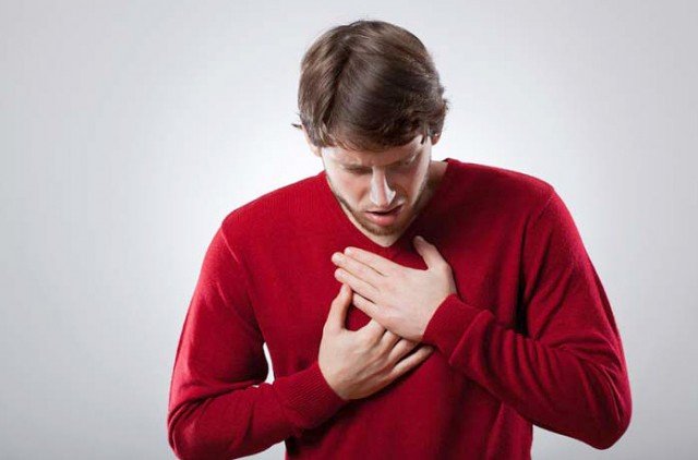 Если недуг является следствием патологий сердечно-сосудистой системы, для него характерно учащенное сердцебиение